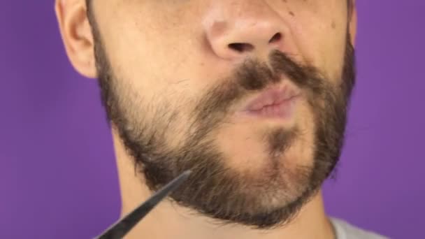 Beau Jeune Homme Taille Barbe Avec Des Ciseaux Gros Plan — Video
