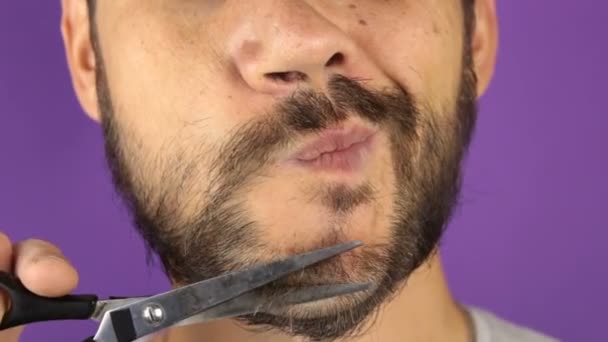 Een Knappe Jongeman Knipt Zijn Baard Met Een Schaar Close — Stockvideo