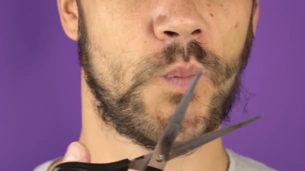 Jovem Bonito Corta Barba Com Uma Tesoura Close Rosto Jovem — Vídeo de Stock