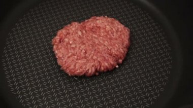 Bir şef ızgaraya köfte koyar. Tavada kızartılmış sulu bir sığır pirzolası. Izgarada burger için sığır pirzolası yakın plan. Bir şef ızgara pirzolayı ters çevirir..