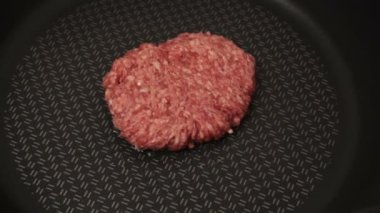Bir şef ızgaraya köfte koyar. Tavada kızartılmış sulu bir sığır pirzolası. Izgarada burger için sığır pirzolası yakın plan. Bir şef ızgara pirzolayı ters çevirir..