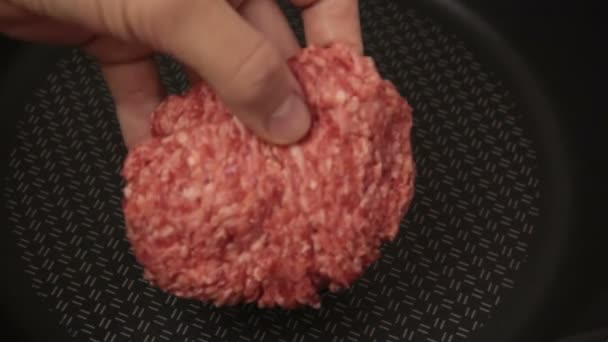 Een Chef Zet Runderpasteitjes Grill Een Sappig Rundvlees Gebakken Een — Stockvideo