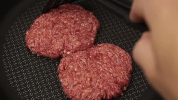Chef Doet Runderpasteitjes Een Koekenpan Sappig Rundvlees Wordt Gebakken Een — Stockvideo