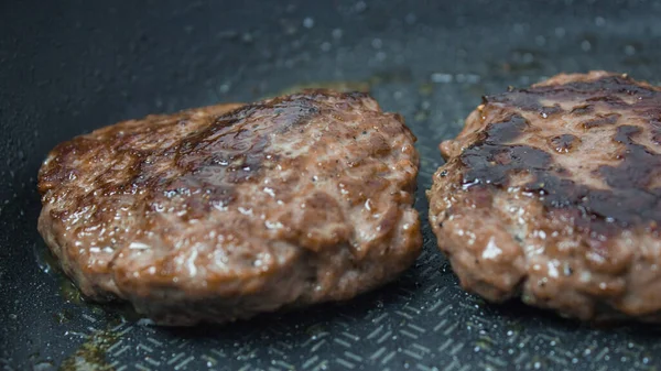 Chef Põe Rissóis Vaca Grelha Uma Costeleta Carne Suculenta Frita — Fotografia de Stock