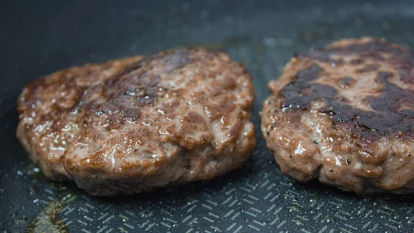 Chef Coloca Rissóis Carne Uma Frigideira Costeleta Carne Vaca Suculenta — Fotografia de Stock