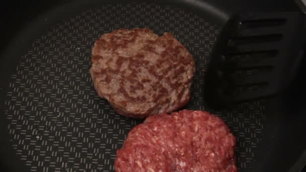 요리사는 쇠고기 프라이팬에 넣습니다 쇠고기를 남비에 튀긴다 햄버거를 만들기 조리용 — 비디오