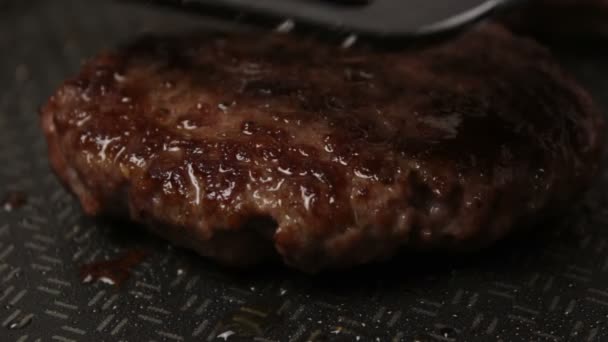シェフはグリルに牛肉のパテを置きます ジューシーな牛カツ 鍋で揚げ グリルでハンバーガーのための牛肉カツのクローズアップ — ストック動画