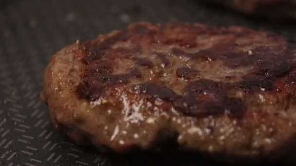 Kock Lägger Biffar Grillen Saftig Köttbit Stekt Kastrull Närbild Nötkött — Stockvideo