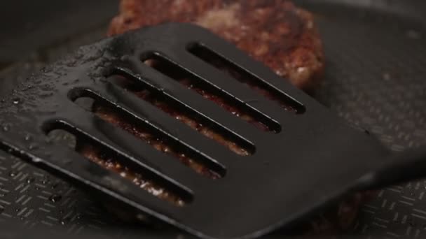 Seorang Koki Menaruh Roti Daging Sapi Panggangan Potongan Daging Sapi — Stok Video