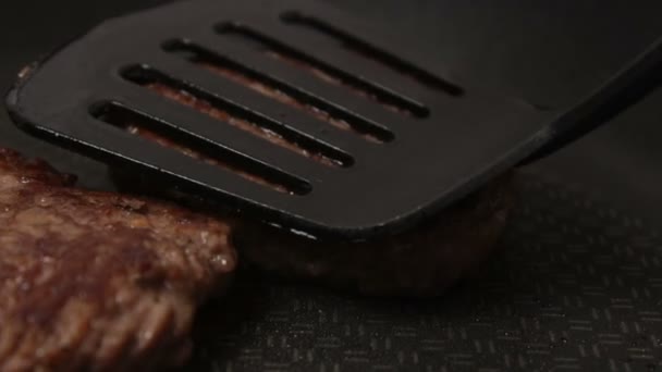 Kock Lägger Biffar Grillen Saftig Köttbit Stekt Kastrull Närbild Nötkött — Stockvideo