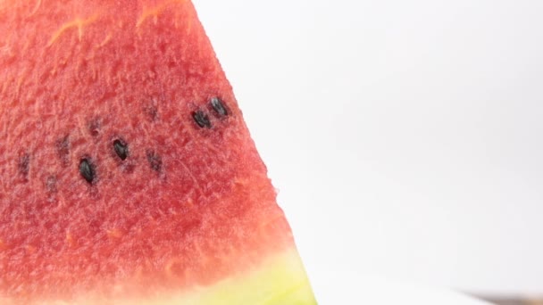Skiva Mogen Vattenmelon Roterar Tallrik Färsk Saftig Randig Vattenmelon Närbild — Stockvideo