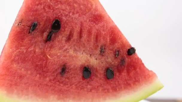 Een Schijfje Rijpe Watermeloen Draait Een Bord Sluiten Van Watermeloen — Stockvideo