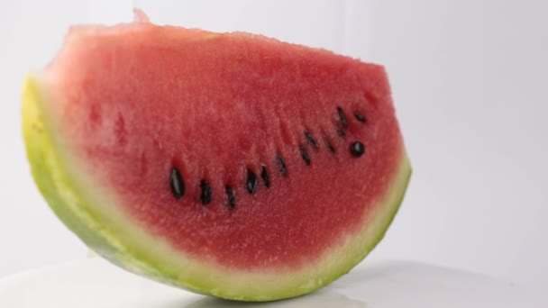 Een Schijfje Rijpe Watermeloen Draait Een Bord Verse Sappige Gestreepte — Stockvideo