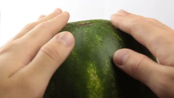 Manden Kontrollerer Vandmelonens Modenhed Trykker Fingrene Den Close Ung Mands – Stock-video