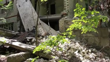 Yıkılmış binanın manzarası. Çöken konut binası. Çökmüş terk edilmiş bir bina. Felaket..