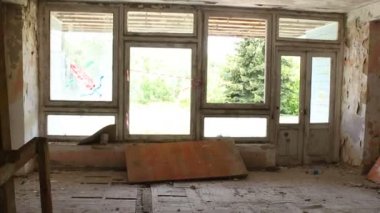 Yıkılmış binanın manzarası. Çöken konut binası. Çökmüş terk edilmiş bir bina. Felaket..