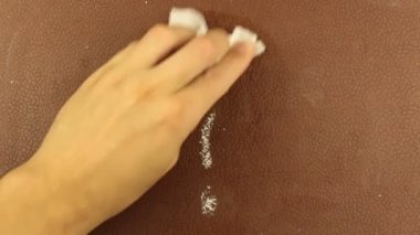 Bir adam kahverengi arka plana tebeşirle soru işareti yazar. Bir adamın eli kahverengi bir tahtaya tebeşirle bir soru işareti yazar..