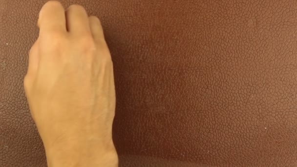 Мужчина пишет слово секс мелом на коричневом фоне. Крупный план мужской руки пишет слово секс мелом на коричневой доске. — стоковое видео