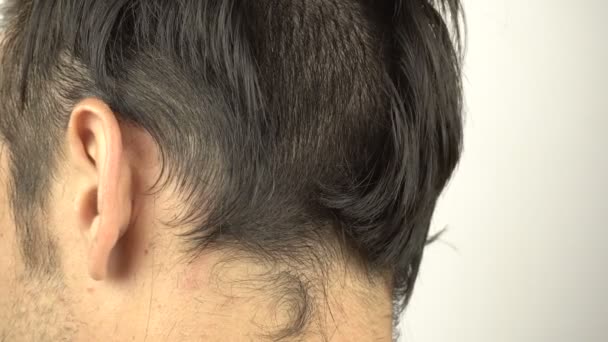 Zbliżenie Fryzjera Obcina Włosy Strzyżeniem Włosów Przycinanie Włosów Fryzjera Główny — Wideo stockowe