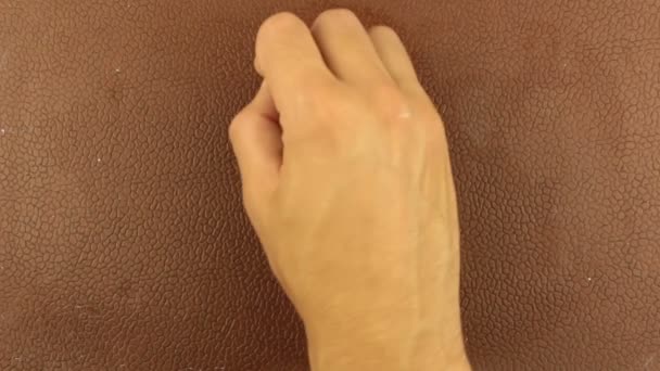 Bir Adamın Elinin Yakın Çekimi Kahverengi Bir Karatahtaya Tebeşirle Bir — Stok video