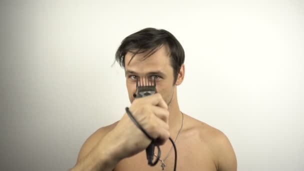 Młody Atrakcyjny Facet Obcina Włosy Pomocą Strzyżenia Podczas Kwarantanny Domu — Wideo stockowe