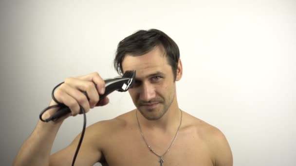 Giovane Ragazzo Allegro Taglia Capelli Con Trimmer Elettrico Giovane Ragazzo — Video Stock