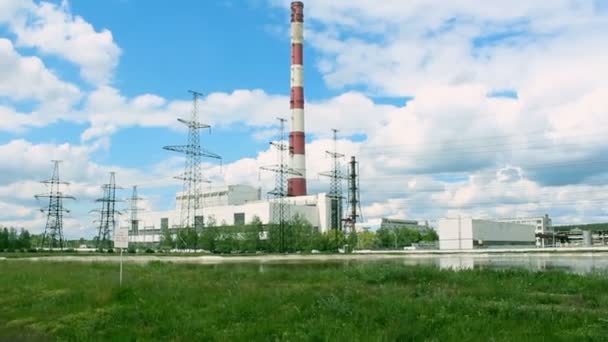 Blick Auf Das Kraftwerk Und Die Kühltürme Der Rauch Steigt — Stockvideo