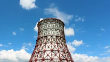 Elektrik santrali ve soğutma kulelerinin görüntüsü. Çalışan bir güç istasyonunun soğutma kulesinden duman çıkıyor. Bir termoelektrik santralinin soğutma kuleleri teknik bir rezervuara yansıtılır. Ekoloji kavramı, çevre koruma.