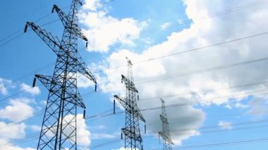 Gökyüzüne karşı elektrik hatları. Güç hattı kulesi. Ekoloji kavramı, çevre koruma kavramı..
