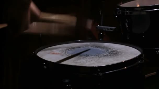 Κοντινό Πλάνο Ενός Ντράμερ Παίζει Drum Kit Κοντινό Πλάνο Του — Αρχείο Βίντεο