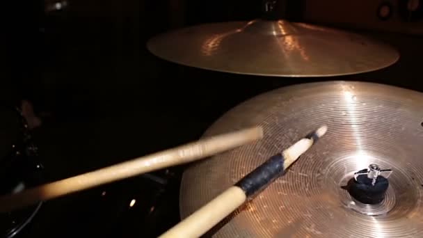 一个鼓手弹奏鼓包的特写镜头 鼓手手弹奏鼓包时的特写 — 图库视频影像