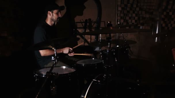 Jovem Bonitão Toca Bateria Concerto Rock Jovem Baterista Está Praticando — Vídeo de Stock