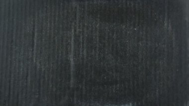 Bir adam gri kağıda 