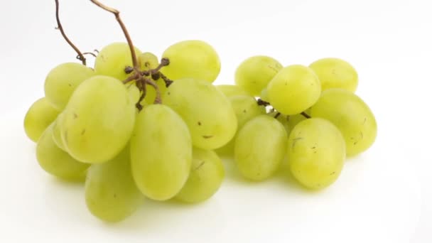 新鲜的一串多汁的葡萄在白色的背景上旋转 成熟多汁的葡萄在盘子里旋转 一串白葡萄的特写 — 图库视频影像