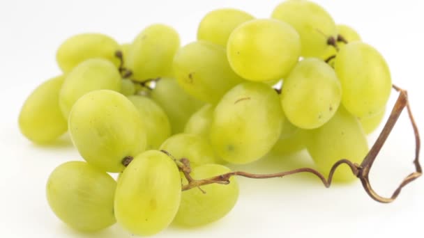 Ramo Fresco Uvas Jugosas Rotan Sobre Fondo Blanco Las Uvas — Vídeo de stock