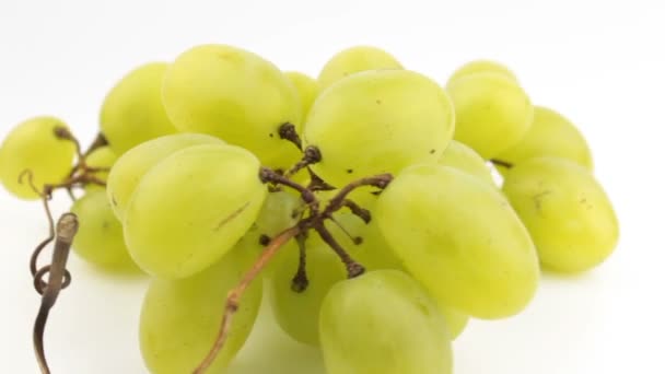 Ramo Fresco Uvas Jugosas Rotan Sobre Fondo Blanco Las Uvas — Vídeo de stock