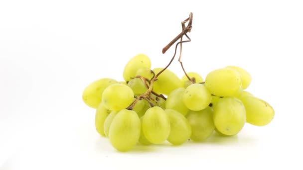 新鲜的一串多汁的葡萄在白色的背景上旋转 成熟多汁的葡萄在盘子里旋转 一串白葡萄的特写 — 图库视频影像