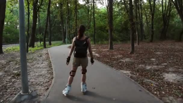 Jovem Menina Atraente Está Patinando Parque Jovem Menina Feliz Desfrutar — Vídeo de Stock