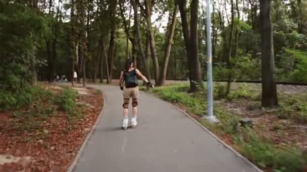 Ung Attraktiv Flicka Rollerblading Parken Ung Glad Flicka Njuta Rullskridskoåkning — Stockvideo