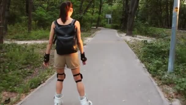 Ein Junges Attraktives Mädchen Fährt Park Inlineskaten Junge Glückliche Mädchen — Stockvideo