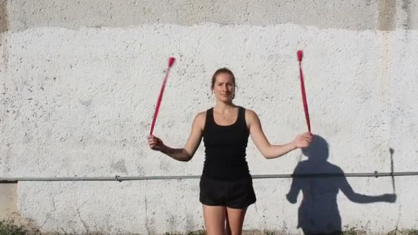 Una Joven Mujer Una Artista Circo Haciendo Girar Poi Calle — Vídeos de Stock