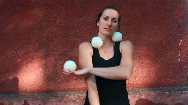 Professional Juggler Juggles White Balls Professional Circus Actress Juggles White — Stock Video