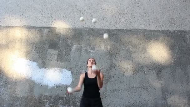 Jongleur Professionnel Jongle Avec Des Boules Blanches Une Actrice Cirque — Video