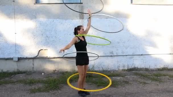 Una Mujer Atractiva Una Artista Circo Haciendo Aros Hula Calle — Vídeos de Stock