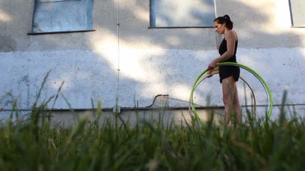 Street Performer Practices Hula Hoop Jonggling Skills Femeie Atractivă Interpret — Videoclip de stoc