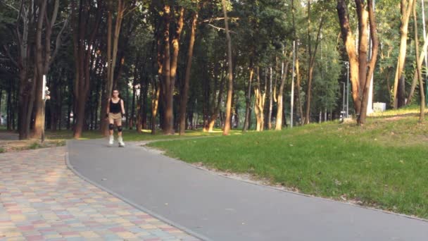 Jonge Aantrekkelijke Vrouw Rolschaatsen Het Park Jong Gelukkig Vrouwtje Genieten — Stockvideo