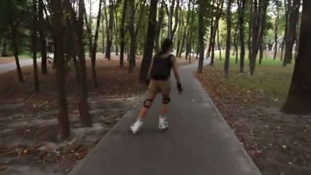 Jovem Fêmea Atraente Está Patinando Parque Jovem Feliz Fêmea Desfrutar — Vídeo de Stock