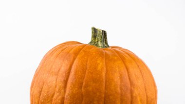 Beyaz arka planda olgun turuncu balkabağı. Beyaz arka planda Cadılar Bayramı balkabağı. Beyaz arka planda taze organik balkabağı..