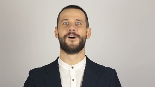 Joven hombre de negocios guapo sonriendo y aplaudiendo activamente, saludando a nuevos clientes — Vídeos de Stock