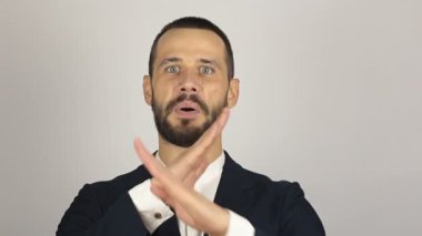 Genç yakışıklı işadamı hayır der ve kafasını negatif bir şekilde sallar.